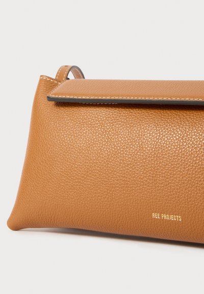 Brun læder clutch med en tekstureret overflade, flaplukning, kontrasterende syninger og prægede mærke i guld på forsiden.