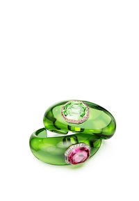 Bracciali in resina trasparente verde con gemme sfaccettate verdi e rosa, accentuati da dettagli geometrici in metallo, con superfici lisce e lucide.