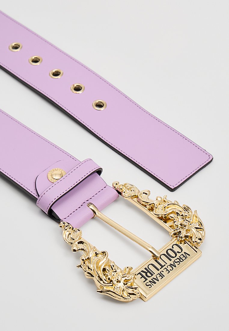 Lila Leder-Gürtel mit einer goldenen, verzierten Schnalle, die "Versace Jeans Couture" zeigt, ausgestattet mit mehreren Löchern zur Anpassung.