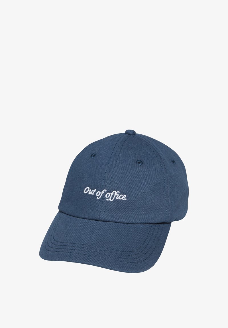Blaues Baumwoll-Baseballcap mit gebogenem Schirm, das auf der Vorderseite mit weißer "out of office" Stickerei verziert ist. Glatte Textur und Sechs-Panel-Design.