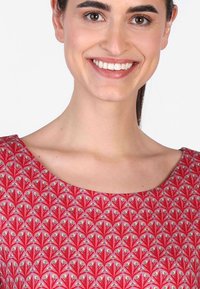 Rotes gemustertes Kleid mit floralem Design in Pink- und Grüntönen, Rundhalsausschnitt und glatter Stoffstruktur.