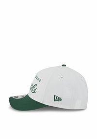 Weißer Hut mit grünem Schirm, bestickt mit "Milwaukee Bucks" in grün, mit New Era-Logo an der Seite und Lüftungsöffnungen.