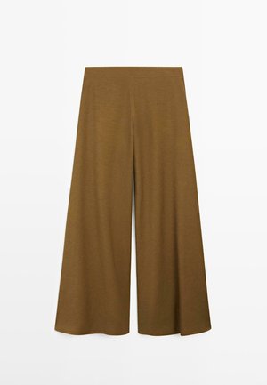 Pantalon court à jambes larges en marron olive avec une taille haute et un devant lisse, présenté sur un fond blanc uni.