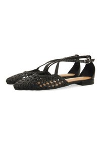 Zapatos planos de tejido negro con puntas puntiagudas, correas al tobillo y pequeñas hebillas, diseñados para mujeres.
