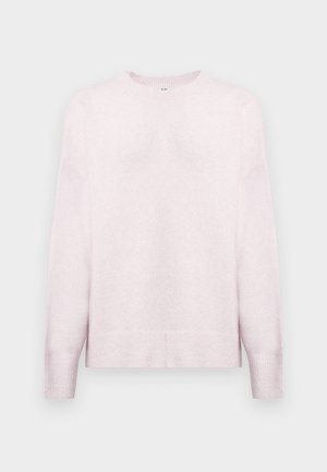 Svetloružový sveter s dlhým rukávom a okrúhlym výstrihom. Má rebrované manžety a lem, jemnú textúru a voľný strih. Hladký povrch látky.