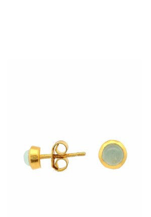 Coppia di orecchini a perno in oro con pietre preziose rotonde azzurro chiaro, uno mostrato in vista frontale e l'altro di lato con chiusura a farfalla.