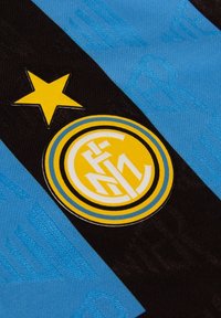 Zwart en blauw stof met een gestructureerd patroon, met een ronde gele logo met blauwe accenten en een gele ster erboven.