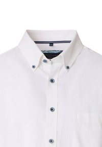Weißes Leinenhemd mit Button-Down-Kragen, blauen Akzentknöpfen und einer Brusttasche; verfügt über eine subtile Textur und ein sauberes Design.