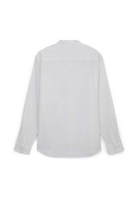 Camicia bianca a maniche lunghe con un delicato motivo testurizzato, giromanica posteriore singolo e polsini con bottoni per una vestibilità sicura.