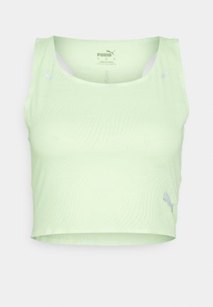 Top deportivo corto de color verde claro, hecho de tela texturizada. Presenta un escote redondo y detalles con corte en los hombros. Acento en logo plateado.