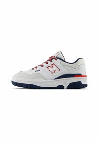 Baskets en cuir blanc avec des accents bleu marine. Présentent un design perforé, des lacets rouges et une semelle épaisse et texturée. Numéro de modèle 550 visible.