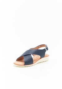 Sandal blu navy con texture intrecciata, design open-toe, cinturino alla caviglia e suola in wedge chiara, con una scanalatura piatta e rigata.