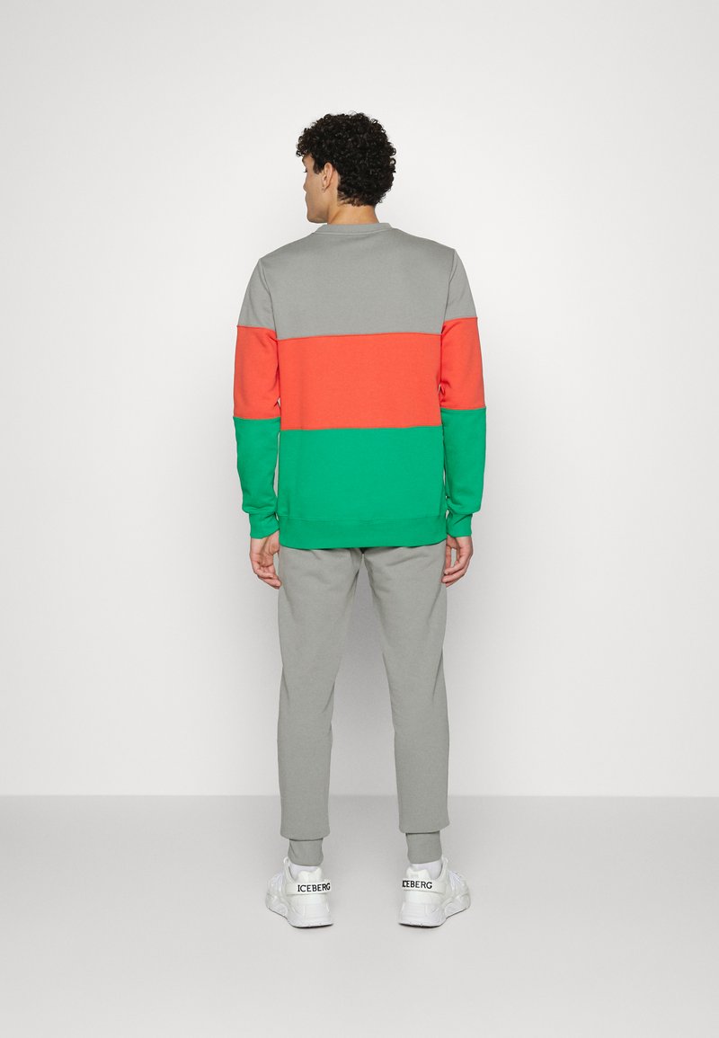 Herren T-shirts & Polos | PS Paul Smith REG FIT ZEBRA Sweatshirt grey/orange/green/grau - DJ38292 Herren T-shirts & Polos | PS Paul Smith REG FIT ZEBRA Sweatshirt grey/orange/green/grau - DJ38292