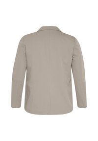Blazer beige su misura con rever, maniche lunghe e due tasche laterali. Tessuto liscio con dettagli di cucitura sottili.