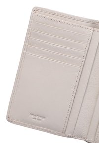 Portafogli in pelle morbida di colore bianco. Presenta più slot per carte, cuciture raffinate e brand embossato nella parte inferiore. Texture liscia.