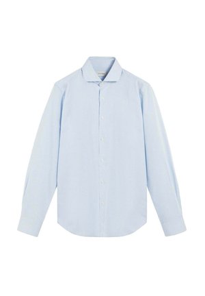 Camisa de botón para hombre de color azul claro con delgadas rayas verticales blancas, de manga larga y con cuello doblado.