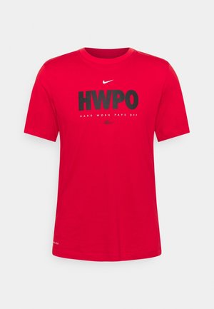 T-shirt rouge Nike Dri-FIT avec texte noir "HWPO" et slogan "Hard Work Pays Off" à l'avant, manches courtes, col rond.