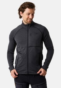 Fleecejacke in Dunkelgrau mit strukturiertem Muster, hohem Kragen und Reißverschlusstaschen. Mit einem Logo auf der oberen linken Brust.
