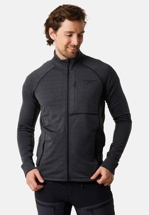 Fleecejacke in Dunkelgrau mit strukturiertem Muster, hohem Kragen und Reißverschlusstaschen. Mit einem Logo auf der oberen linken Brust.