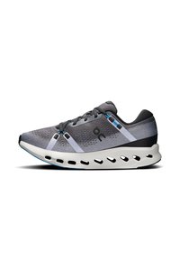 Zapatilla de running gris con parte superior de malla, mediasuela blanca con recortes para ventilación y acentos negros en el talón y la suela.