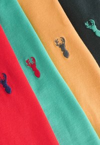 Quattro pezzi di stoffa in rosso, verde, giallo e nero, con ricami di granchi in colori contrastanti su ogni pezzo di stoffa.