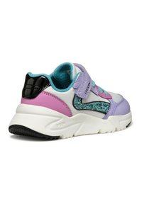 Sneakers Geox multicolori con una base in rete bianca, dettagli in viola e rosa, pannello laterale glitterato e tacco in vernice nera. Chiusura con strappo.