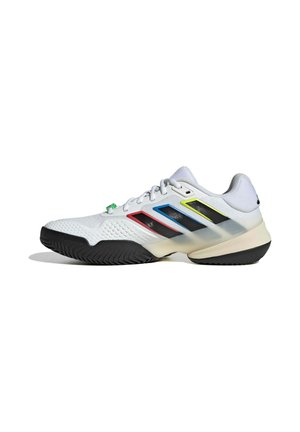 Weißer Sportschuh mit schwarzer Sohle, mit roten, blauen, gelben und schwarzen diagonalen Streifen an der Seite und Schnürsenkeln oben.