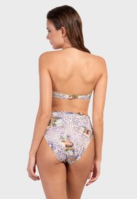 Bikini s vysokým pásom vyrobený z ľahkého materiálu, ktorý má fialovú leopardiu potlač s kvetinovými akcentami. Vrchný diel má zlatý klip na zapínanie.