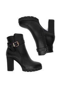 Czarne skórzane botki za kostkę z masywnymi obcasami, bocznym zamkiem błyskawicznym i dekoracyjnym paskiem z klamrą na białym tle.