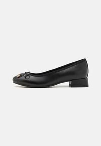 Ballerines en cuir noir avec un bout rond, un petit talon carré et un nœud décoratif avec des accents en ton doré à l'avant.