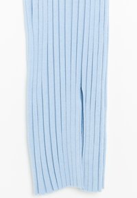 Tissu en tricot côtelé bleu clair avec un détail d'ouverture verticale près du bord inférieur sur un fond blanc.