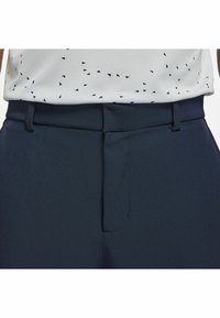 Marina byxor med en slät textur, som har en rak front, diskret midja och minimalistisk design. Passar bra tillsammans med en mönstrad vit topp.