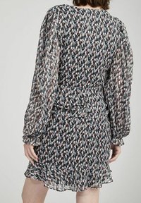 Jurk met lange, opgeblazen mouwen, gemaakt van lichtgewicht stof met een meerkleurig, geometrisch patroon, een getailleerde taille en een geruite zoom.