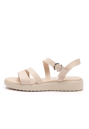 - Sandały na platformie