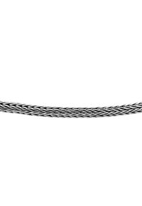 Cavo in metallo intrecciato di colore argento, dalla trama flessibile, con filamenti intrecciati e superficie liscia, con lucentezza visibile, senza connettori o accenti aggiuntivi.