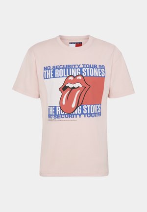 Hellrosa T-Shirt mit einem roten und weißen Rolling Stones Zungen-Logo und blauem Text mit der Aufschrift "No Security Tour 99 The Rolling Stones".