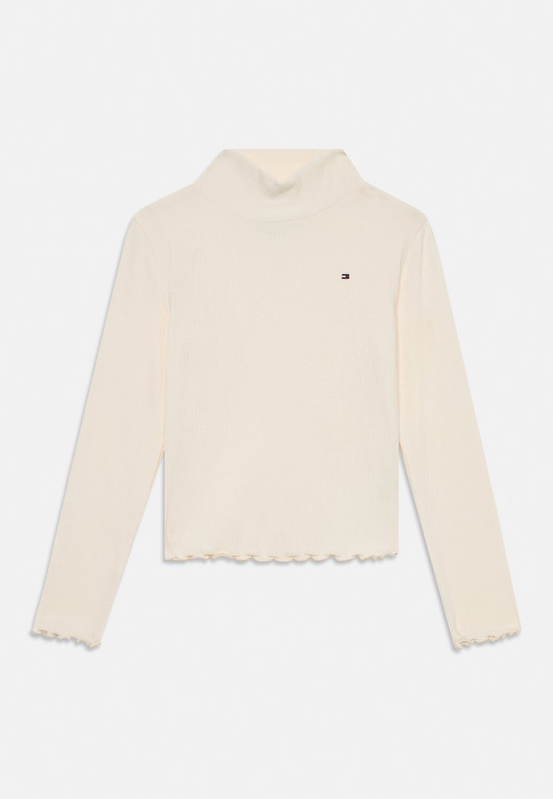 Maglione a maniche lunghe con collo alto a coste di colore crema, con orlo e polsini ondulati, dotato di un piccolo logo sul petto.
