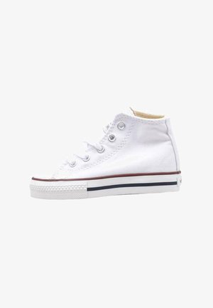 Witte hoge canvas sneaker met witte veters, metalen oogjes en een rubberen zool met een bruine en zwarte streep.