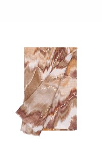 Sciarpa rettangolare realizzata in tessuto leggero, con un motivo astratto ondulato nei toni del marrone, crema e delicati accenti metallici.