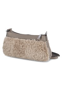 Sac à main beige avec un corps en fausse fourrure texturée et des accents en cuir lisse. Il comprend une fermeture à glissière et une fine bandoulière.