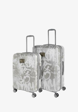 Dos maletas rígidas en gris claro con patrones de graffiti blancos. Disponen de asas retráctiles y cuatro ruedas para facilitar su movilidad.