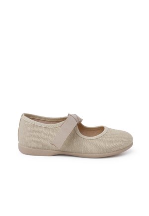 Beige Mary Jane schoen met een gestructureerde stoffen bovenkant, ronde neus, elastische band en een zachte, lichte zool.