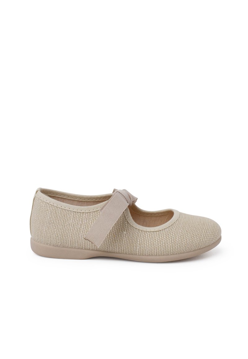 Zapato Mary Jane beige con una parte superior de tejido texturizado, punta redonda, tira elástica y una suela blanda y ligera.