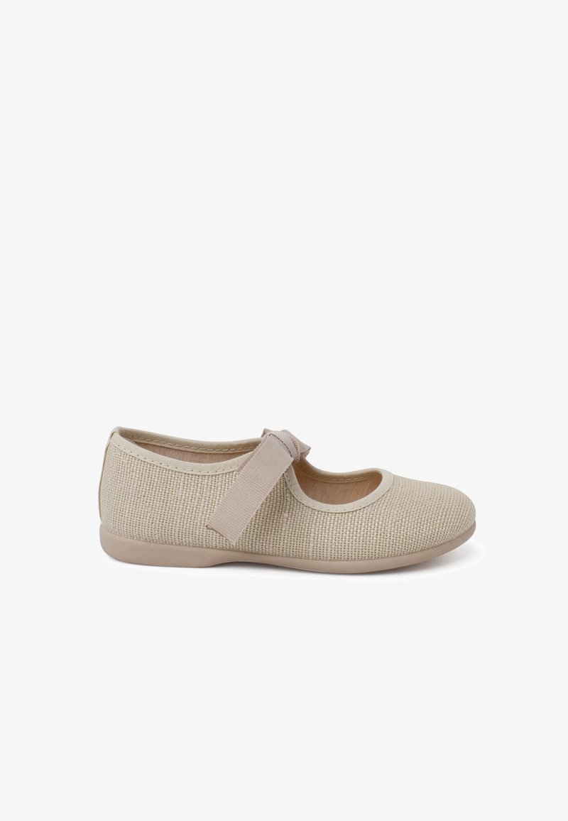 Zapato Mary Jane beige con una parte superior de tejido texturizado, punta redonda, tira elástica y una suela blanda y ligera.