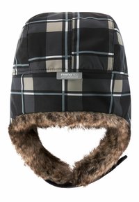 Wodoodporna czarna czapka w kratę z szarymi i beżowymi wzorami, z podszewką z futerka sztucznego wokół nauszników i markową metką z przodu.