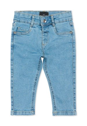 Jeans in denim azzurro chiaro per bambino con bottone frontale, passanti per cintura e due tasche frontali su sfondo bianco.