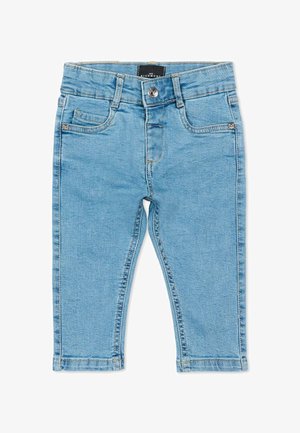 Lichtblauwe denim peuterjeans met voorknop, riemlussen en twee voorzakken tegen een witte achtergrond.