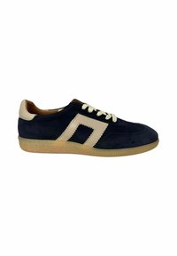 Zapatillas de ante en azul marino con un acento beige, que presentan una punta redondeada, cordones en contraste y una suela de goma texturizada. Elementos de diseño clásico.