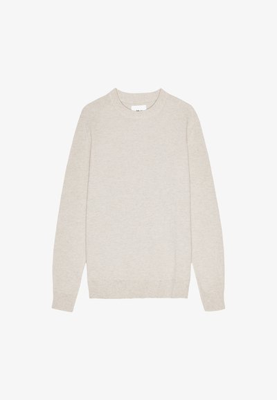 Lichtbeige trui met een ribbelstructuur, ronde hals, en lange mouwen, met een relaxte pasvorm en een rechte rand.