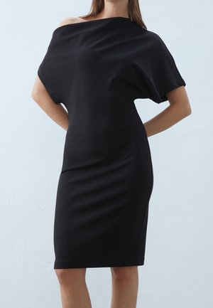 Schwarzes, tailliertes Kleid mit einem trägerlosen Design, kurzen Ärmeln, weicher Textur und knielangem Saum. Glattes Material und minimalistische Details.
